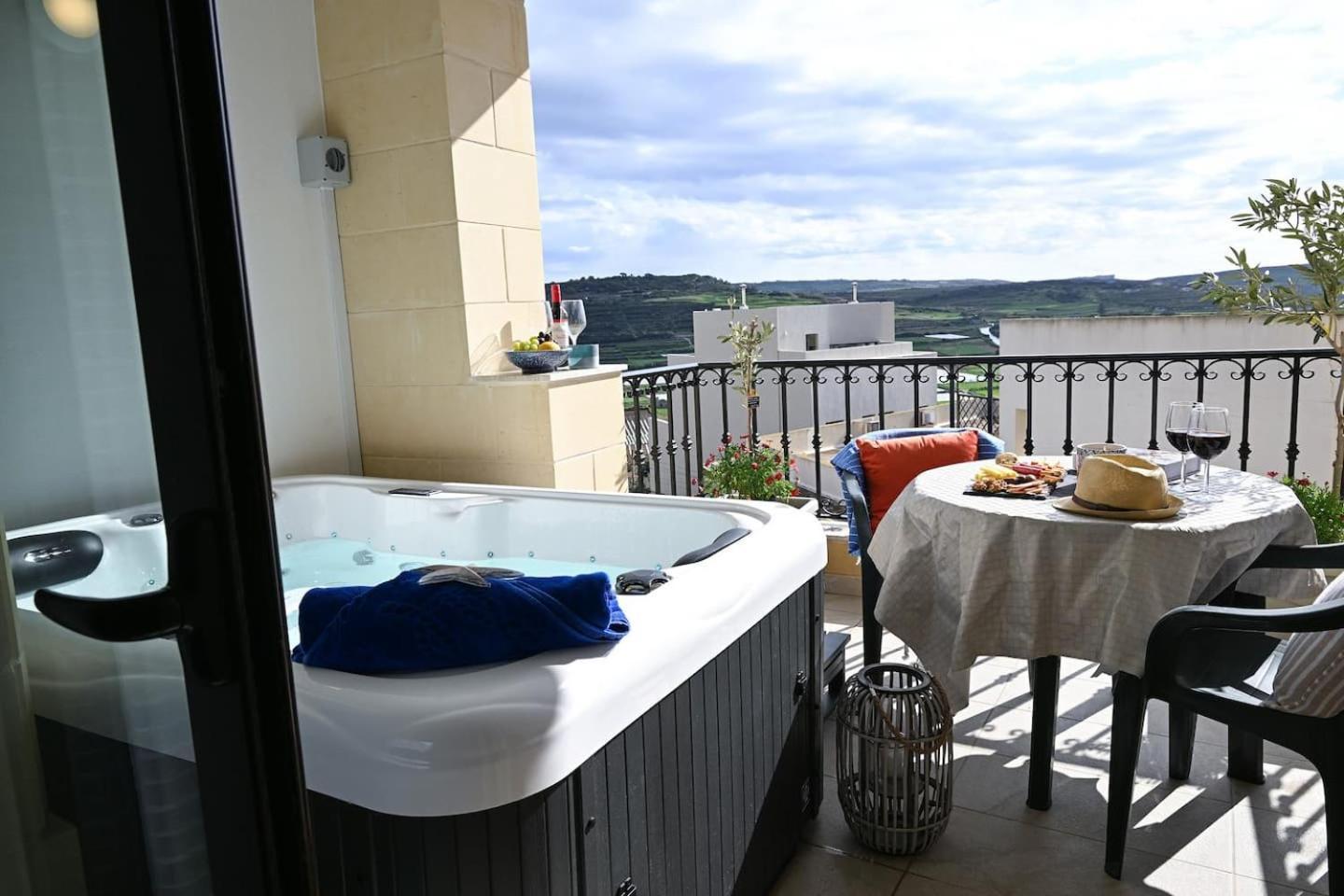 Fl 3 Ta'Lonza Luxury With Hot Tub By Homely Mellieħa Exteriör bild