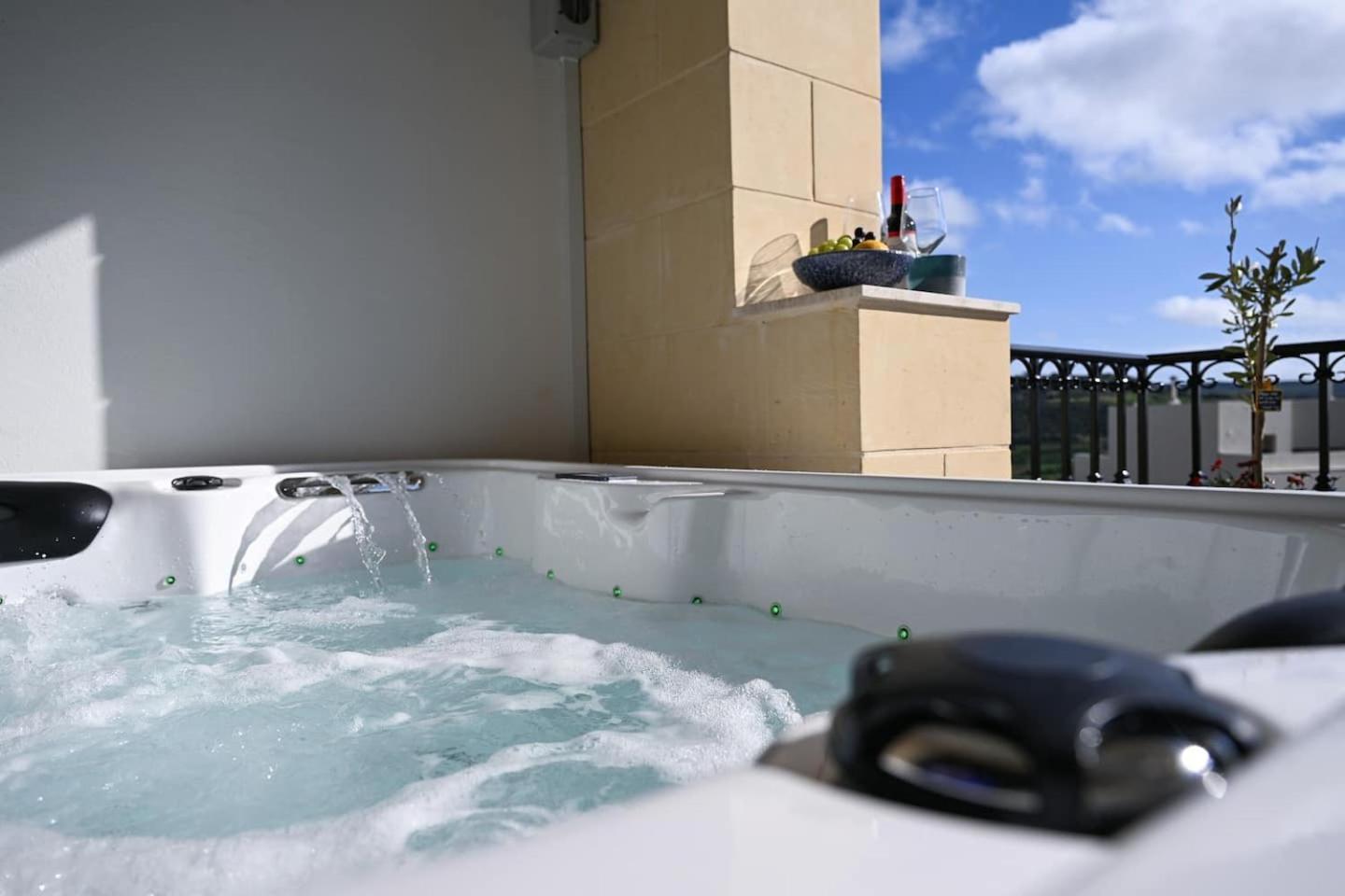 Fl 3 Ta'Lonza Luxury With Hot Tub By Homely Mellieħa Exteriör bild