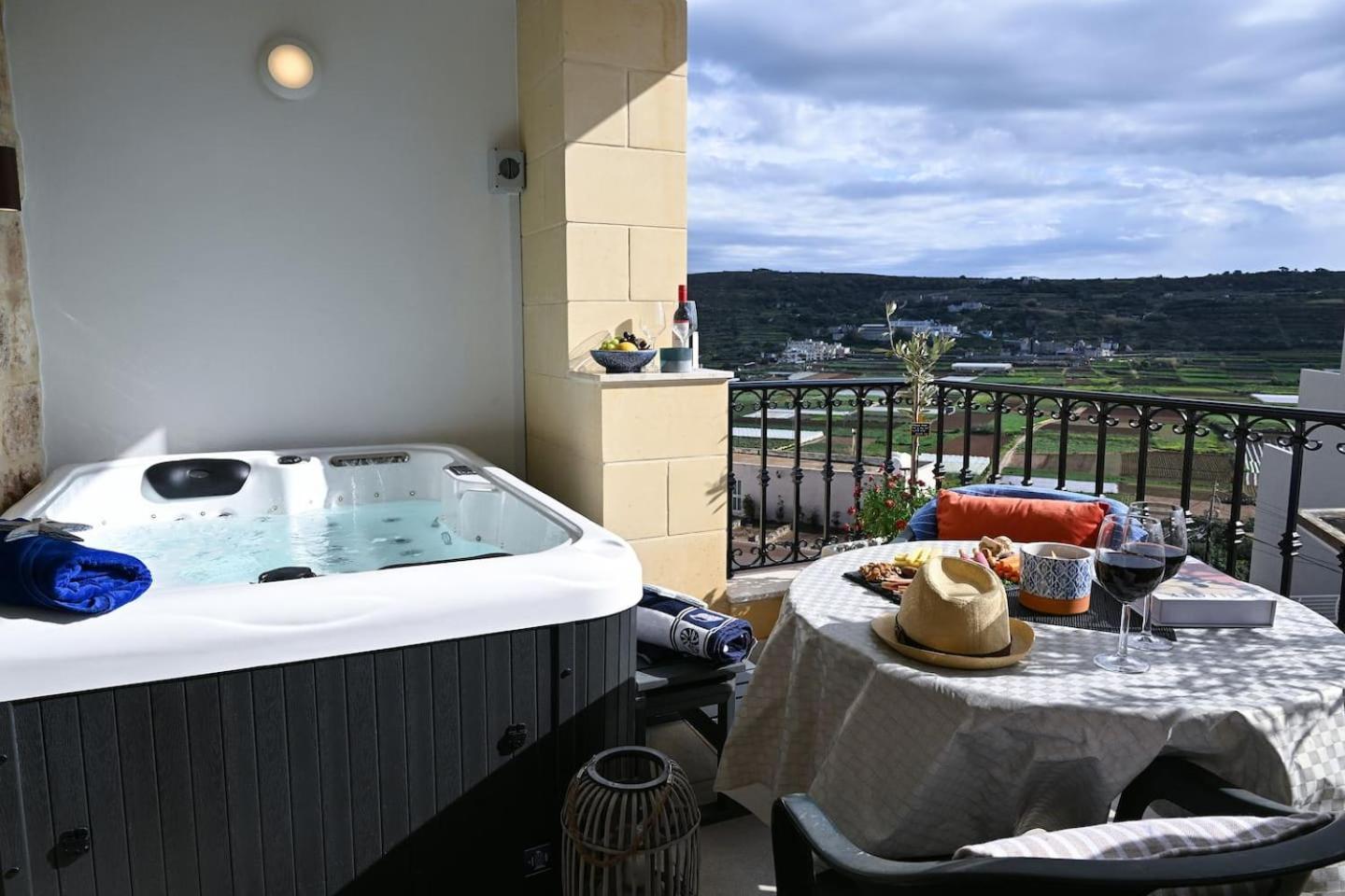 Fl 3 Ta'Lonza Luxury With Hot Tub By Homely Mellieħa Exteriör bild