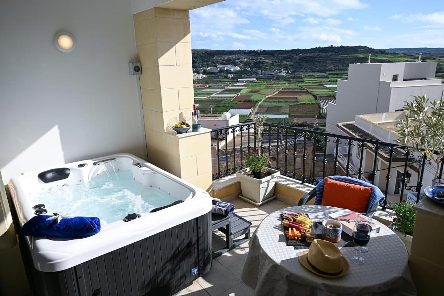 Ta'Lonza Luxury Near Goldenbay With Hot Tub App3 Lägenhet Mellieħa Exteriör bild
