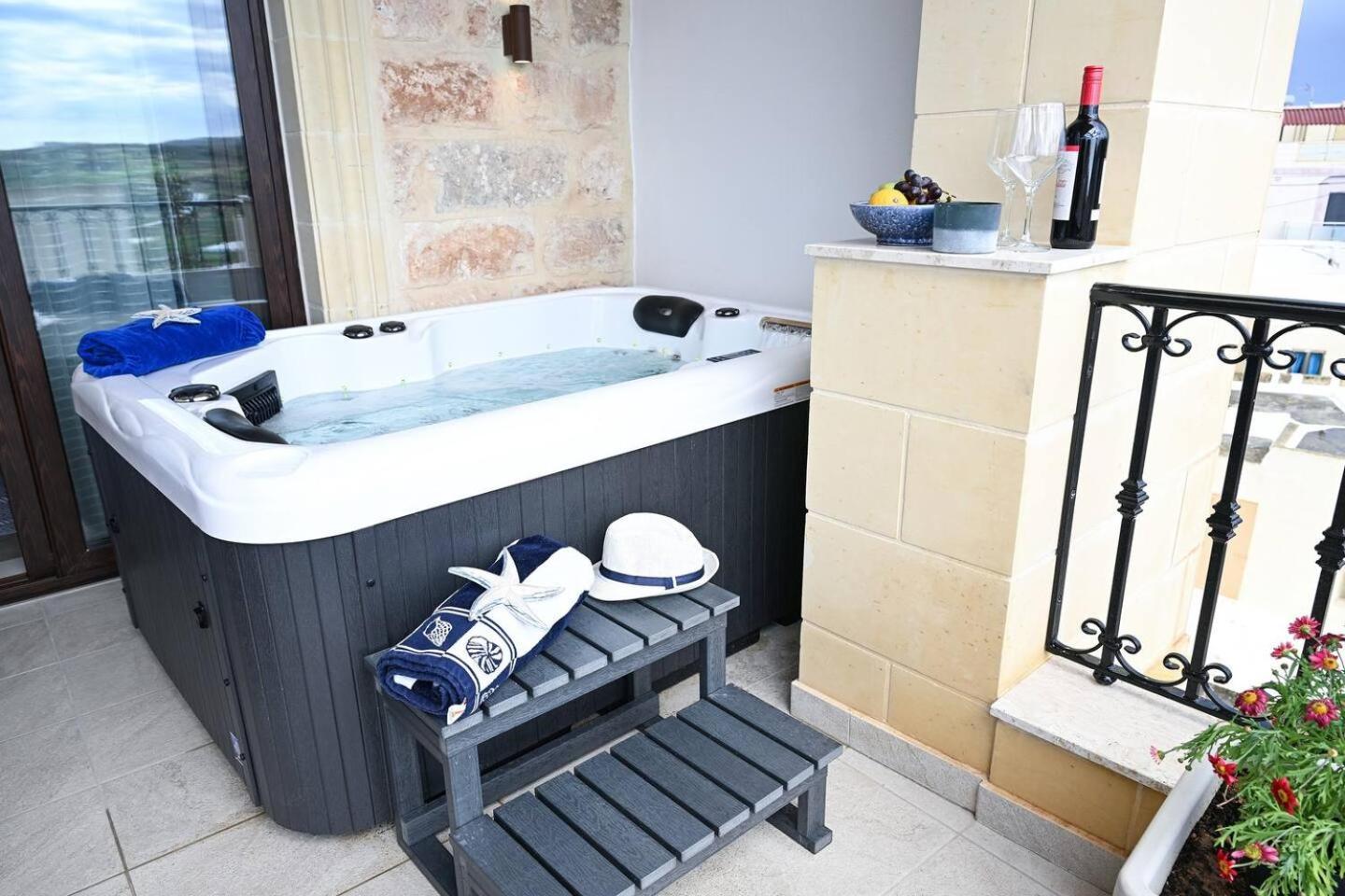 Fl 3 Ta'Lonza Luxury With Hot Tub By Homely Mellieħa Exteriör bild