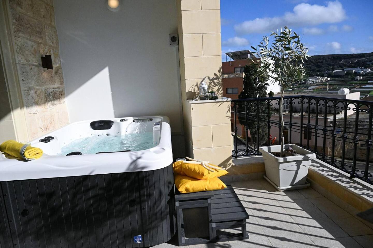 Fl 3 Ta'Lonza Luxury With Hot Tub By Homely Mellieħa Exteriör bild