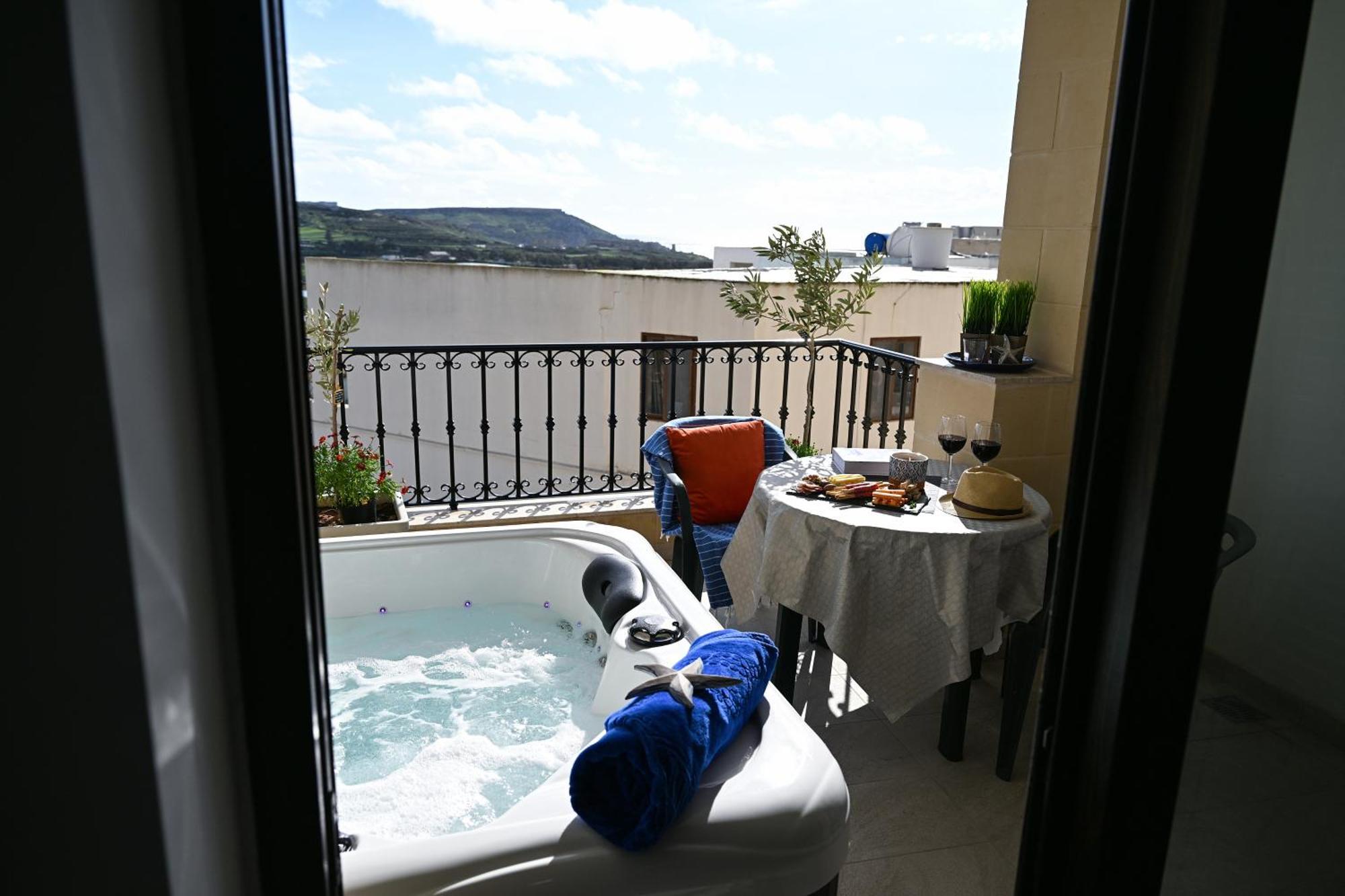 Ta'Lonza Luxury Near Goldenbay With Hot Tub App3 Lägenhet Mellieħa Exteriör bild